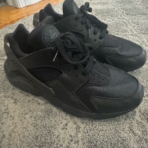 Men’s Nike Huarache Sneakers Size 11